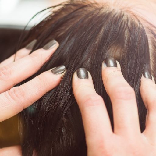 Beeindruckende Vorher-Nachher-Transformation eines Kunden bei Friseur Salon Angela Vredeveld, zeigt glänzendes, gesundes Haar nach der Behandlung.