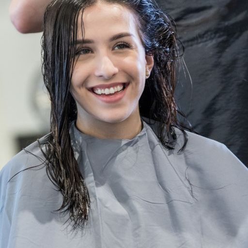Professionelle Haarstylistin bei der Arbeit im Friseur Salon Angela Vredeveld, kreiert eine moderne Damenfrisur." ALT-Text für Salon-Innenansicht: "Gemütliche und einladende Inne