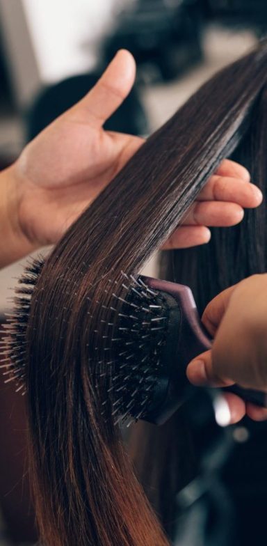 Präziser und stilvoller Haarschnitt bei einem Kunden durchgeführt von einem erfahrenen Stylisten im Friseur Salon Angela Vredeveld, Harsefeld.